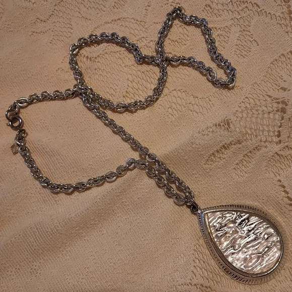 Sarah Coventry Jewelry - Vintage Sara Coventry Teardrop Pendant Necklace